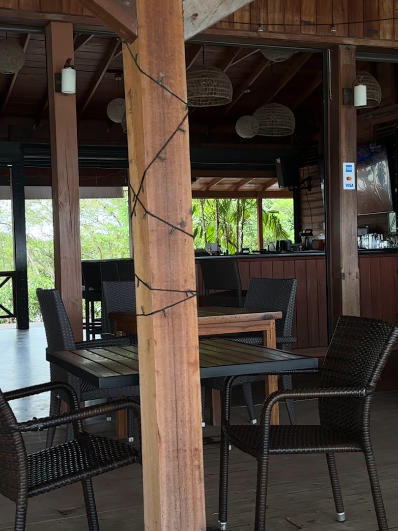 Zanzi Bar & Grill: clear view of restaurant atmosphere