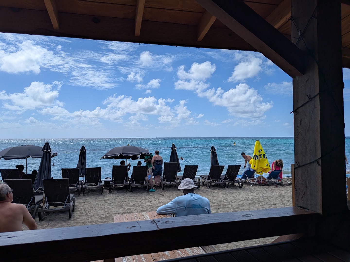 Zanzi Bar & Grill: inviting restaurant beach terrace