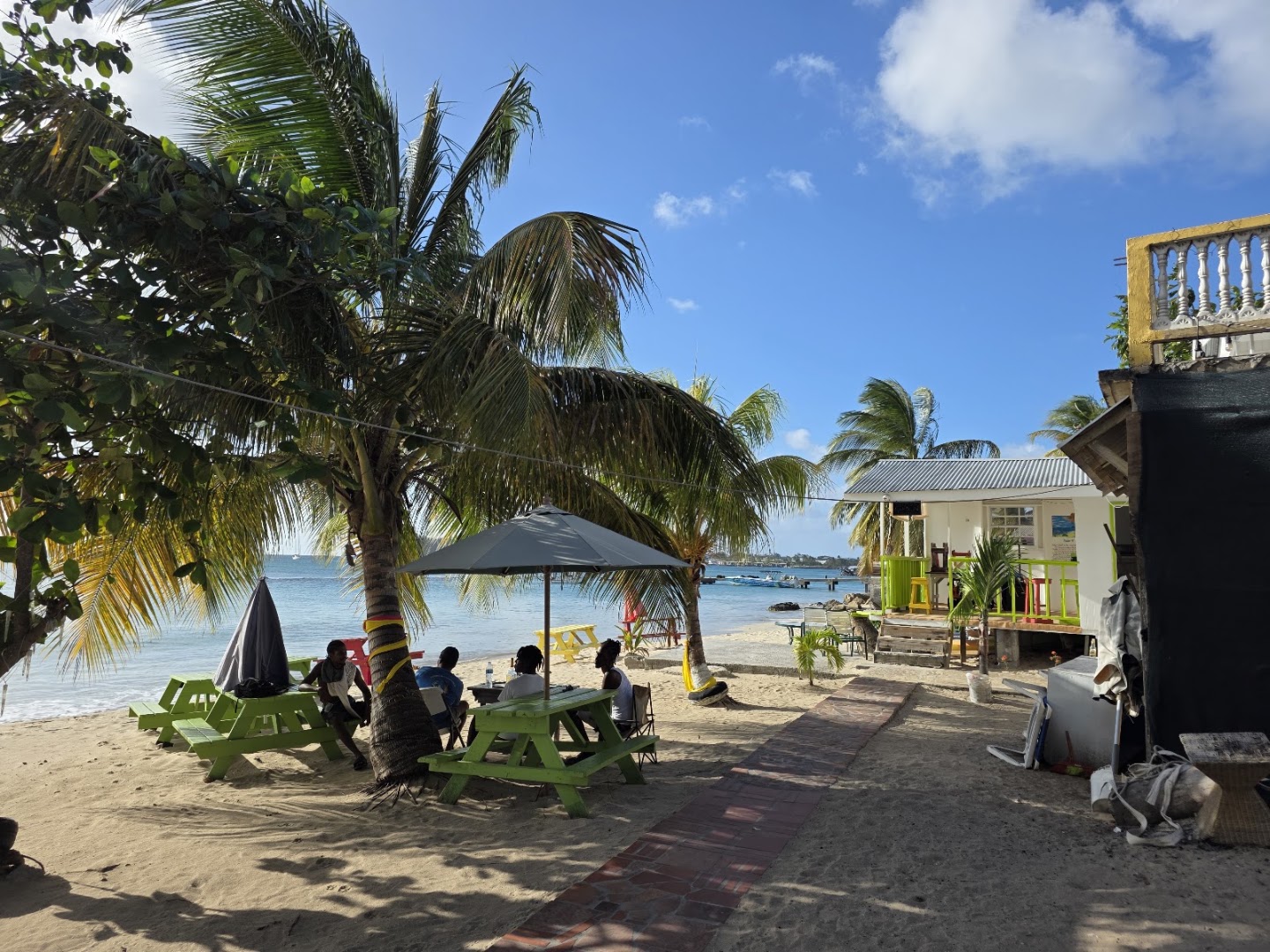 Pisces Bar & Grill: inviting beachside restaurant atmosphere