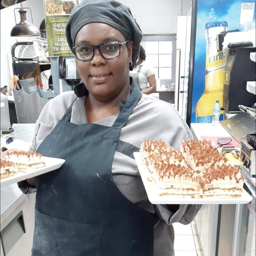 Twa Kabawé: professional staff showcasing food