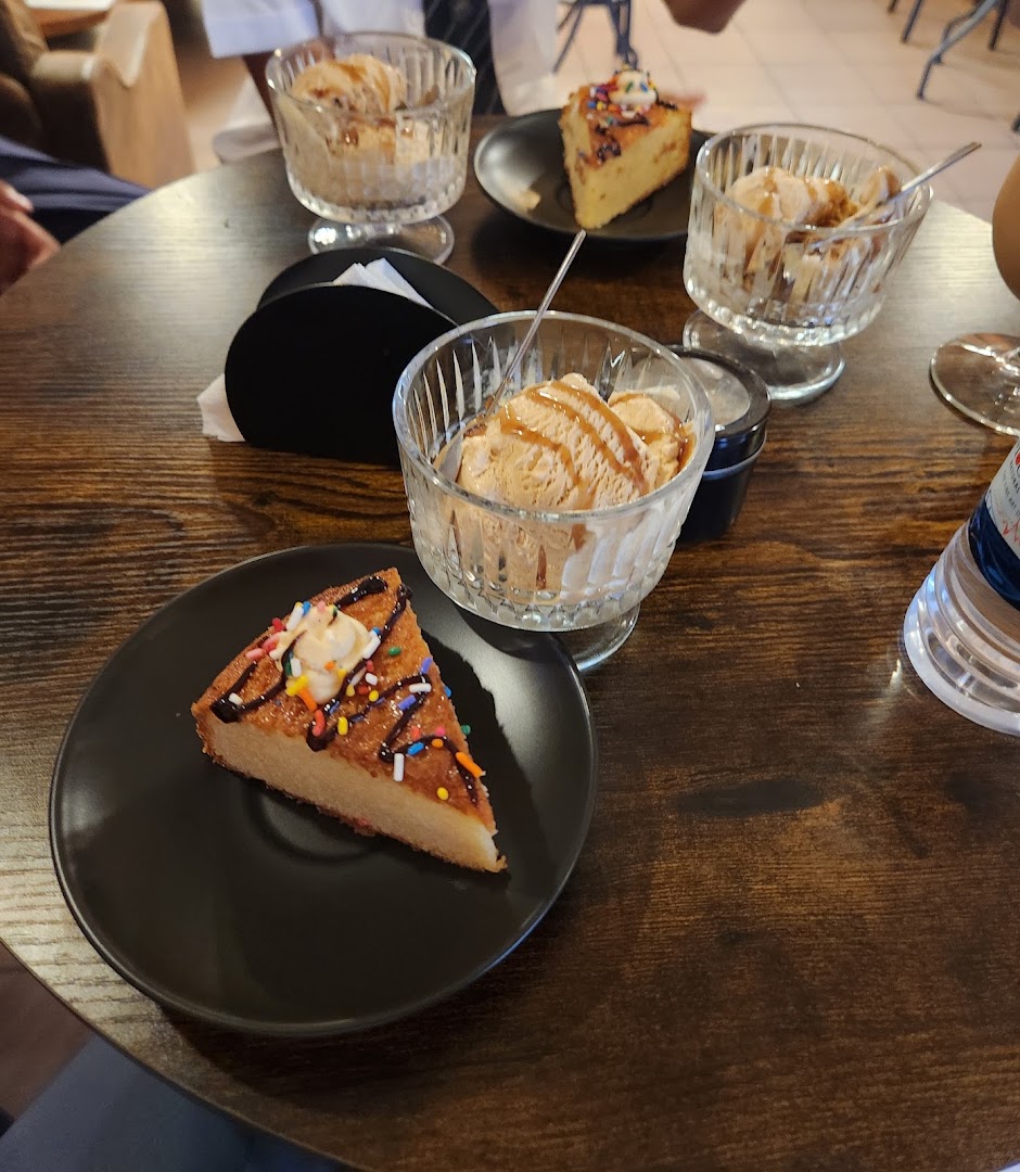 Cafe 784: appetizing photo of served desserts
