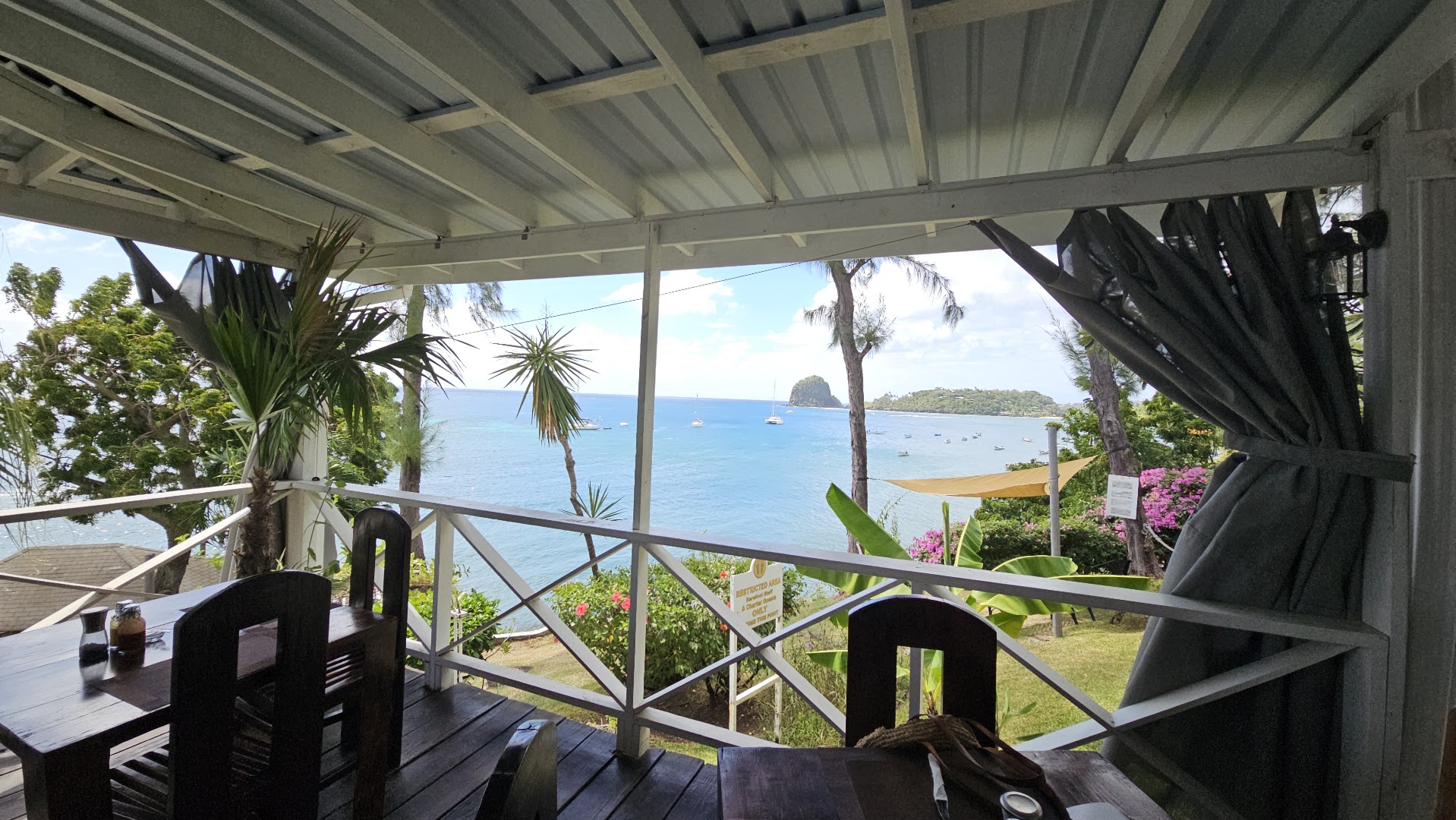 Driftwood Restaurant and Lounge: beautiful restaurant terrace with view
