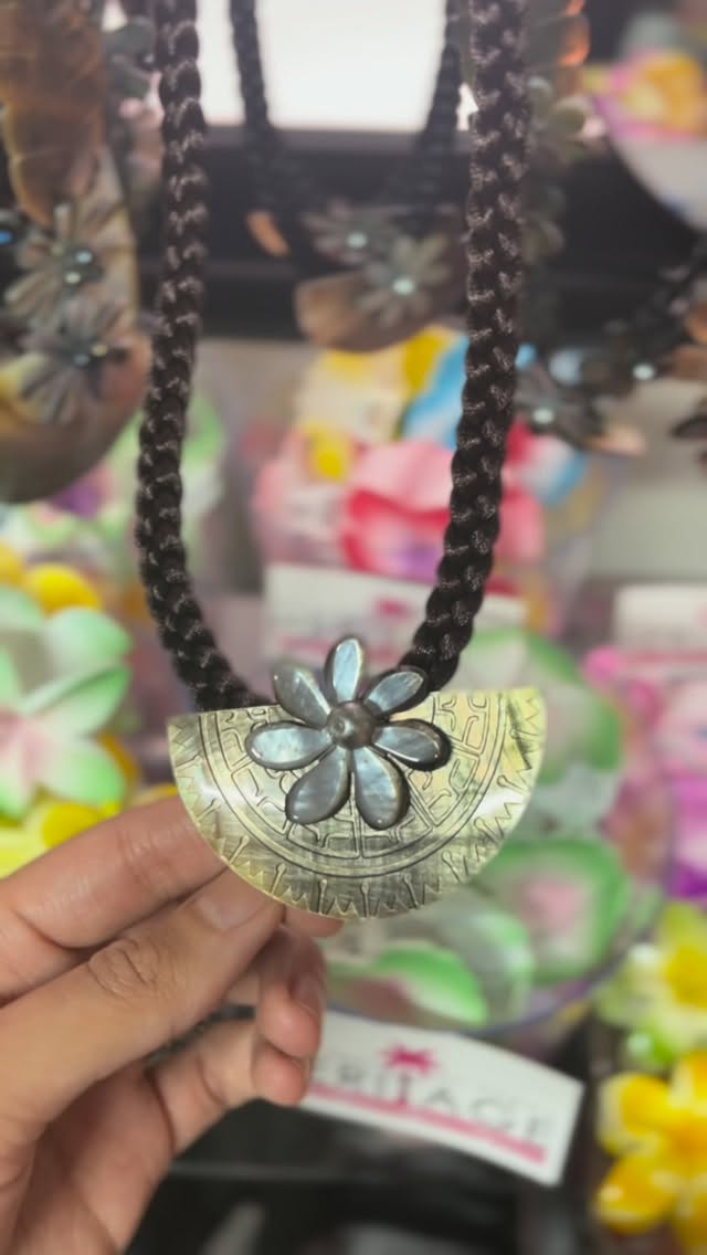 Big & Small of Samoa: clear product display