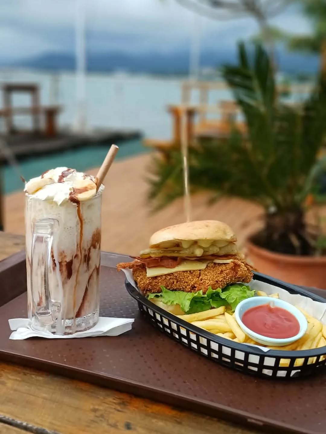 Phat Burger: appetizing food and drink presentation