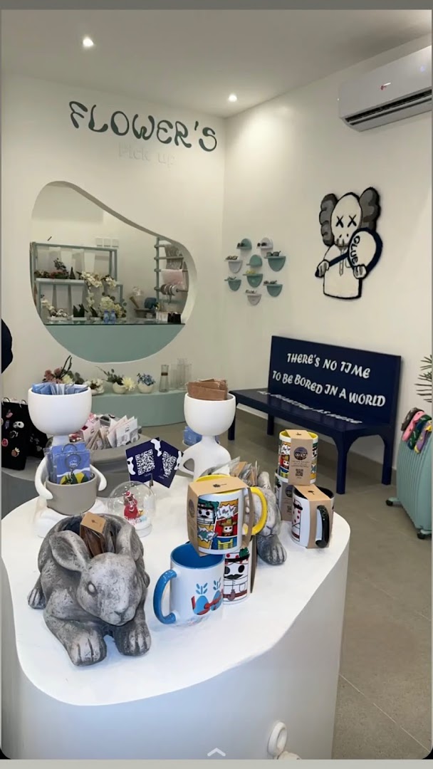 CLUE: clear display of shop products