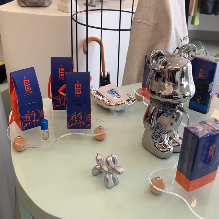 CLUE: clear display of shop products