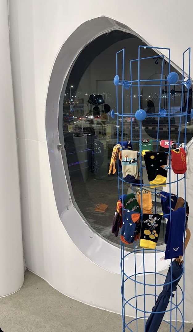 CLUE: clear display of shop products