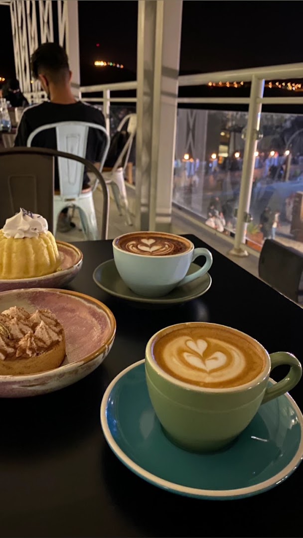 Fog Coffee: appealing food and coffee presentation