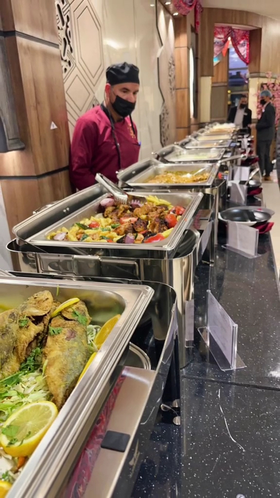 Mahrani Restaurant: restaurant buffet and staff