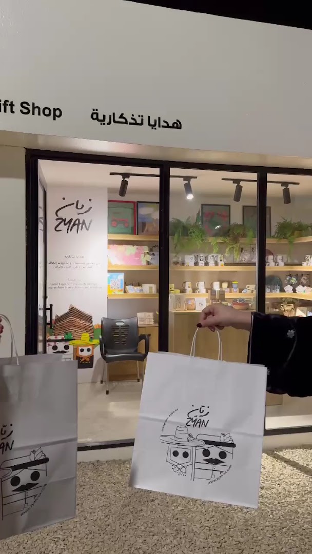 Zyan: clear storefront and branded bags