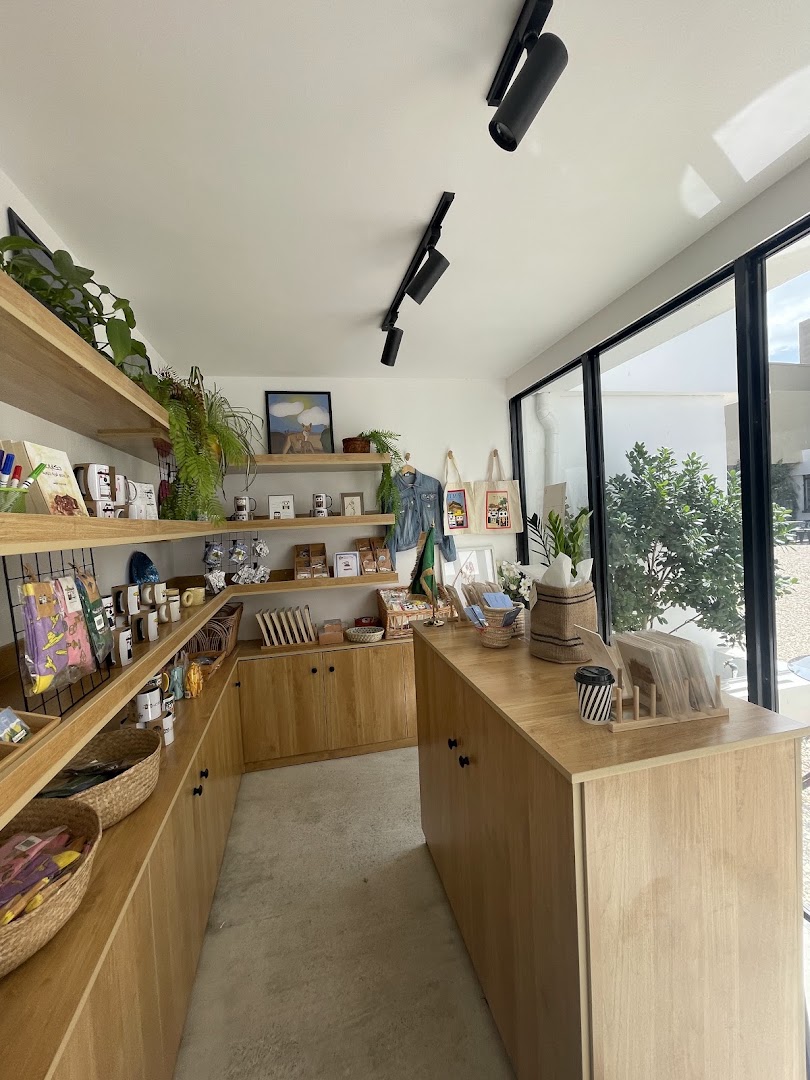 Zyan: clear, inviting shop interior display