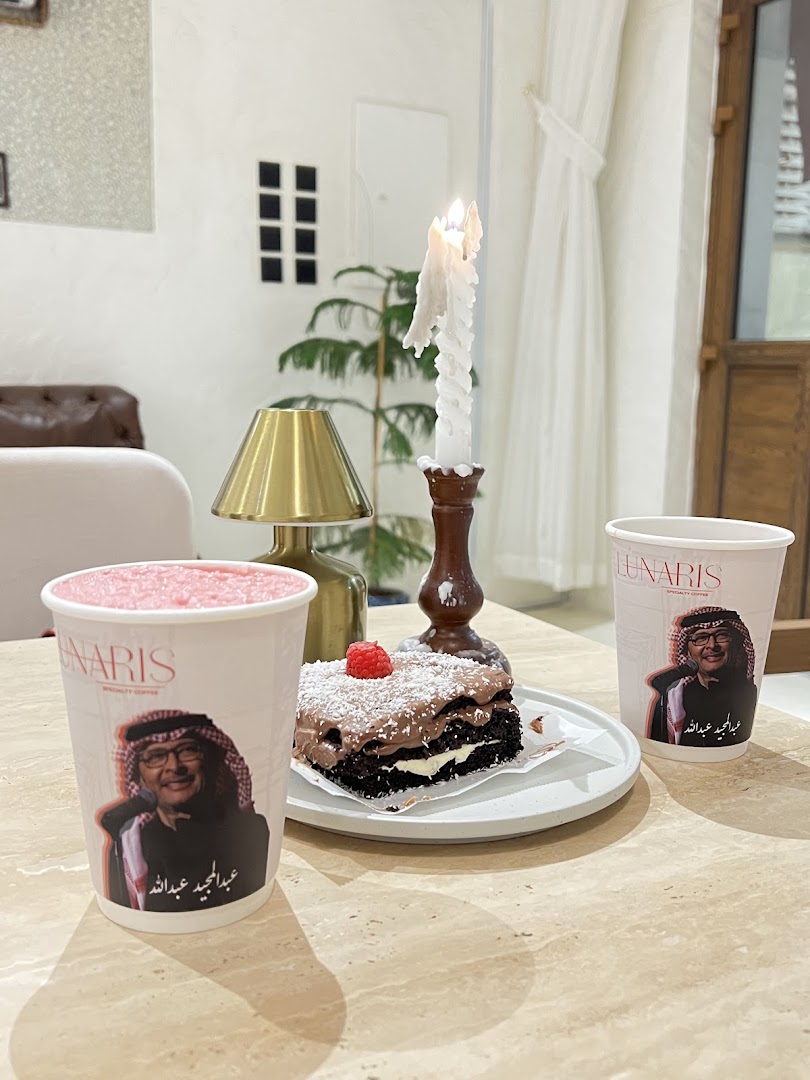 Lunaris Coffee: appealing food and drink presentation