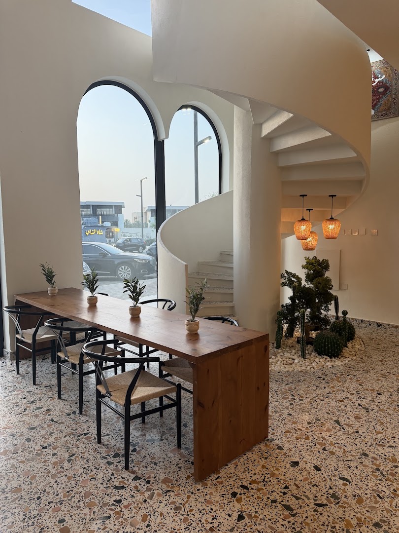 Qshoor: attractive interior and professional composition