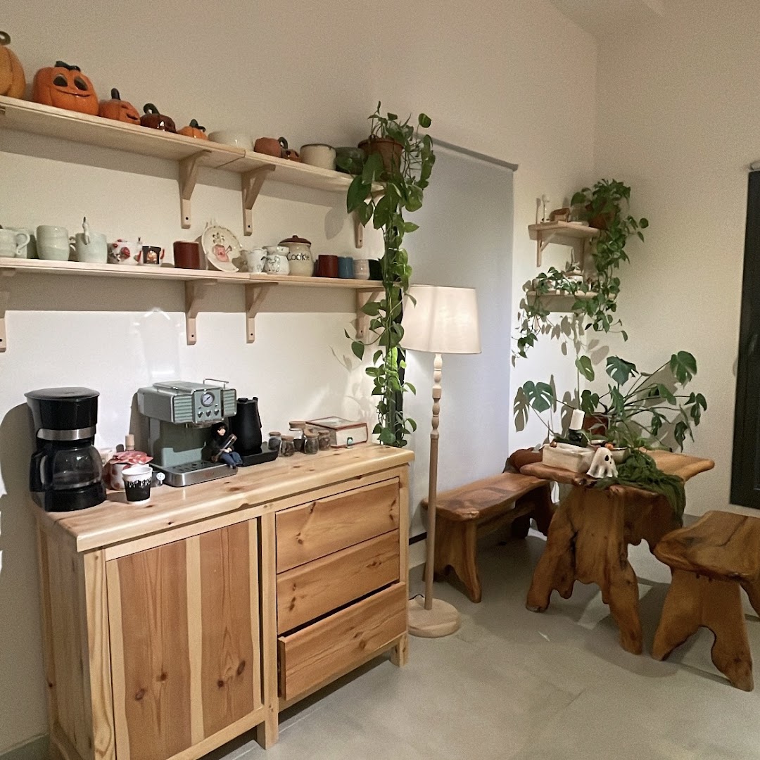 Smoky Ceramics Studio: shop interior and products