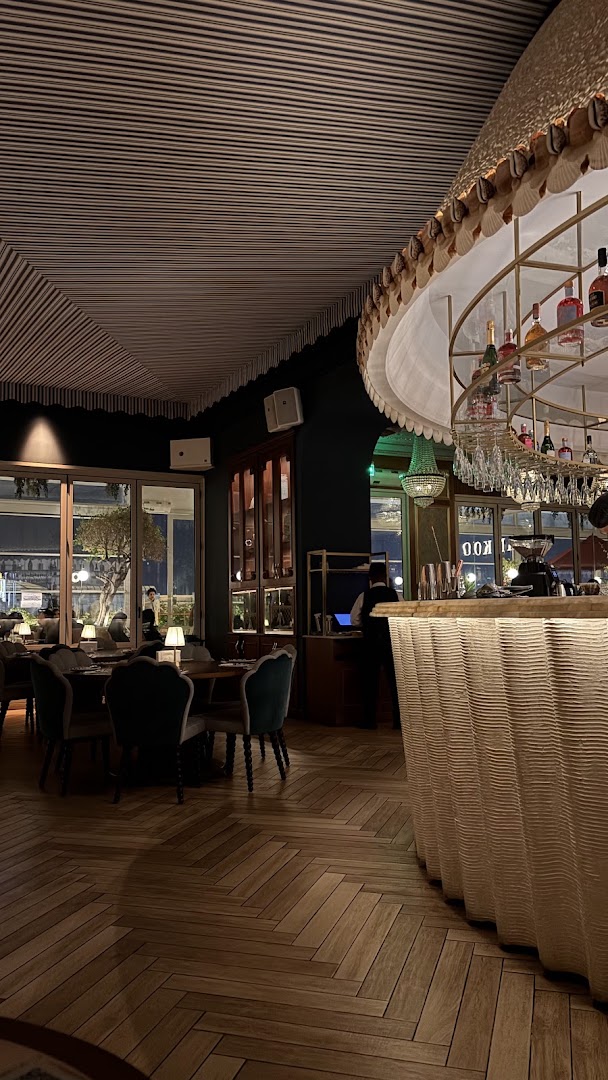 Café Lapérouse: elegant interior captures venue atmosphere