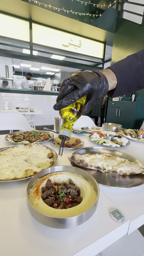 Geesh: appetizing food and professional action shot