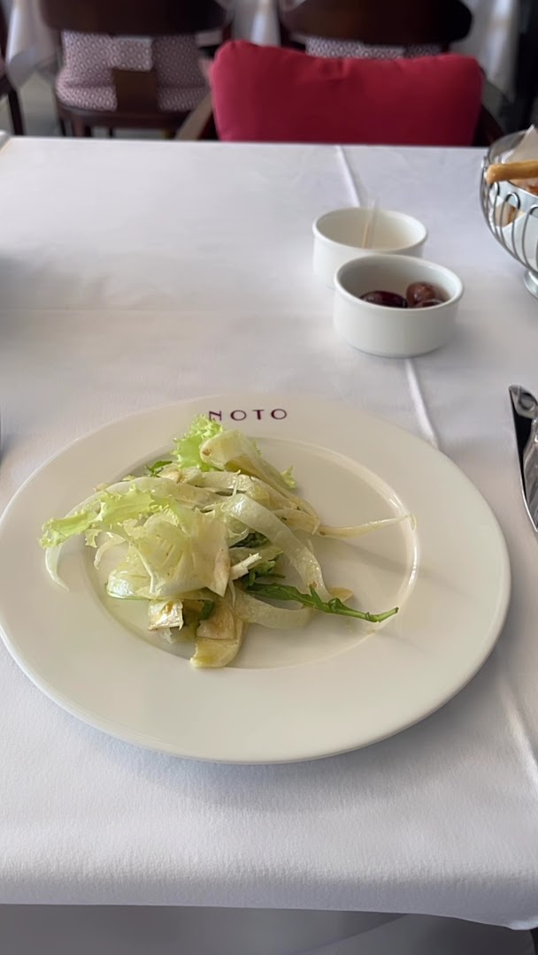 Noto: appetizing food presentation with restaurant branding