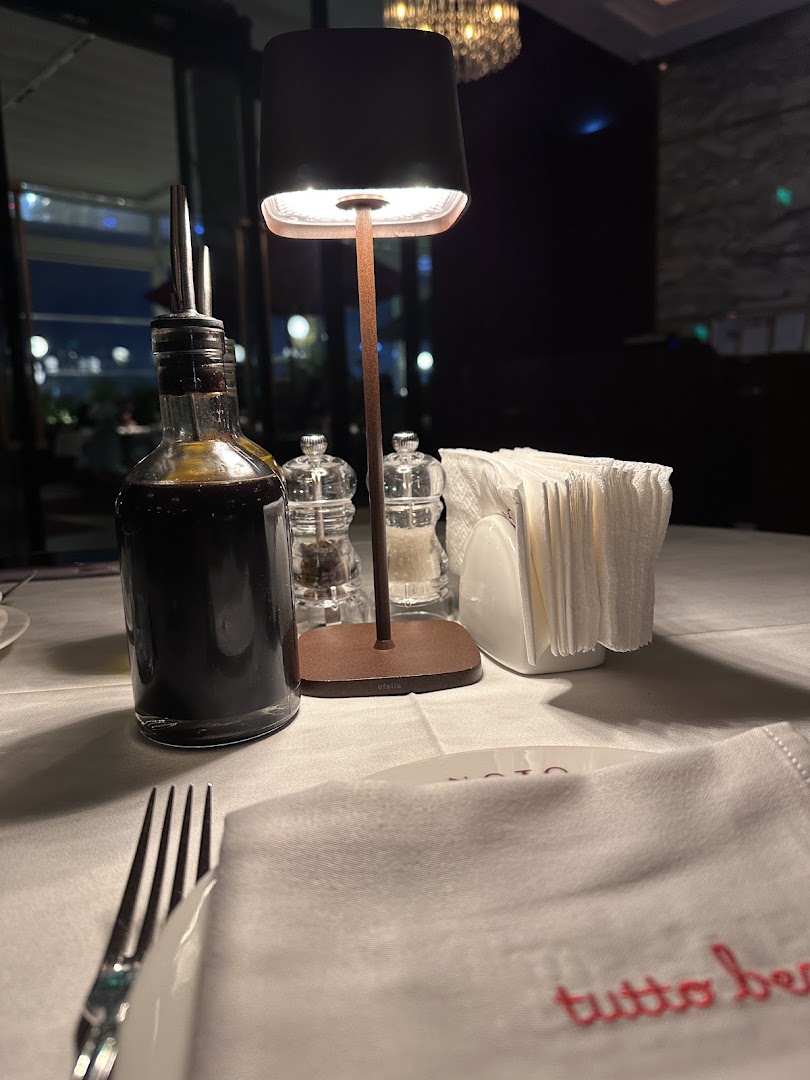 Noto: atmospheric and professional table setting