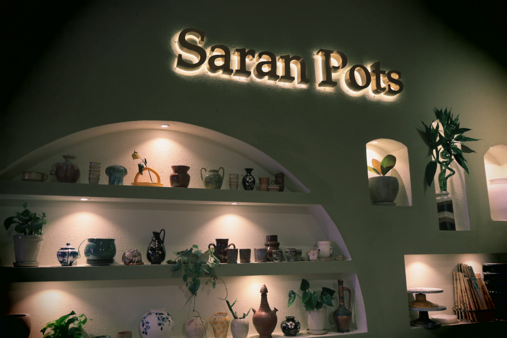 Saranpots: attractive display of shop products