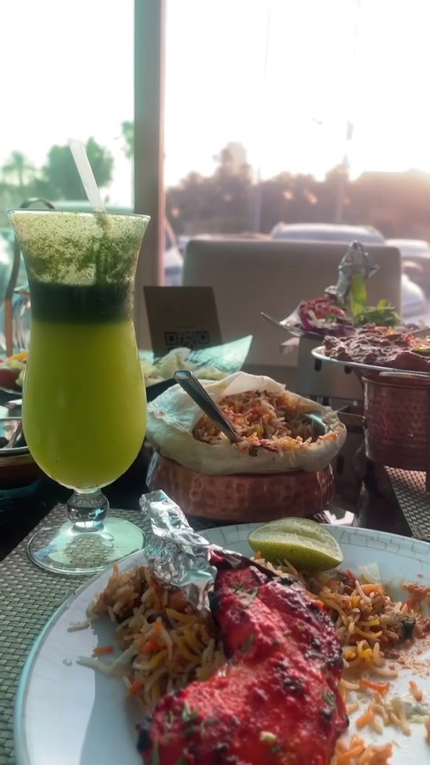 Zaikaki Indian Cuisine: appetizing food and drink presentation
