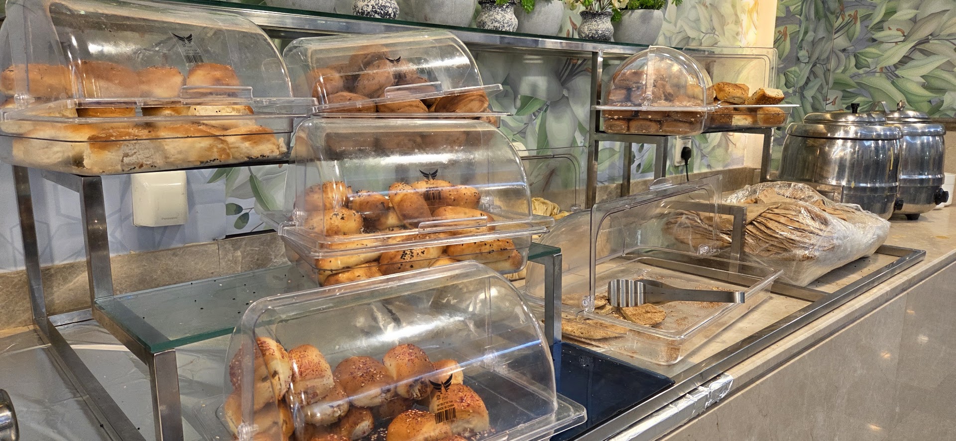 Al Shorfa Restaurant: appetizing display of restaurant food