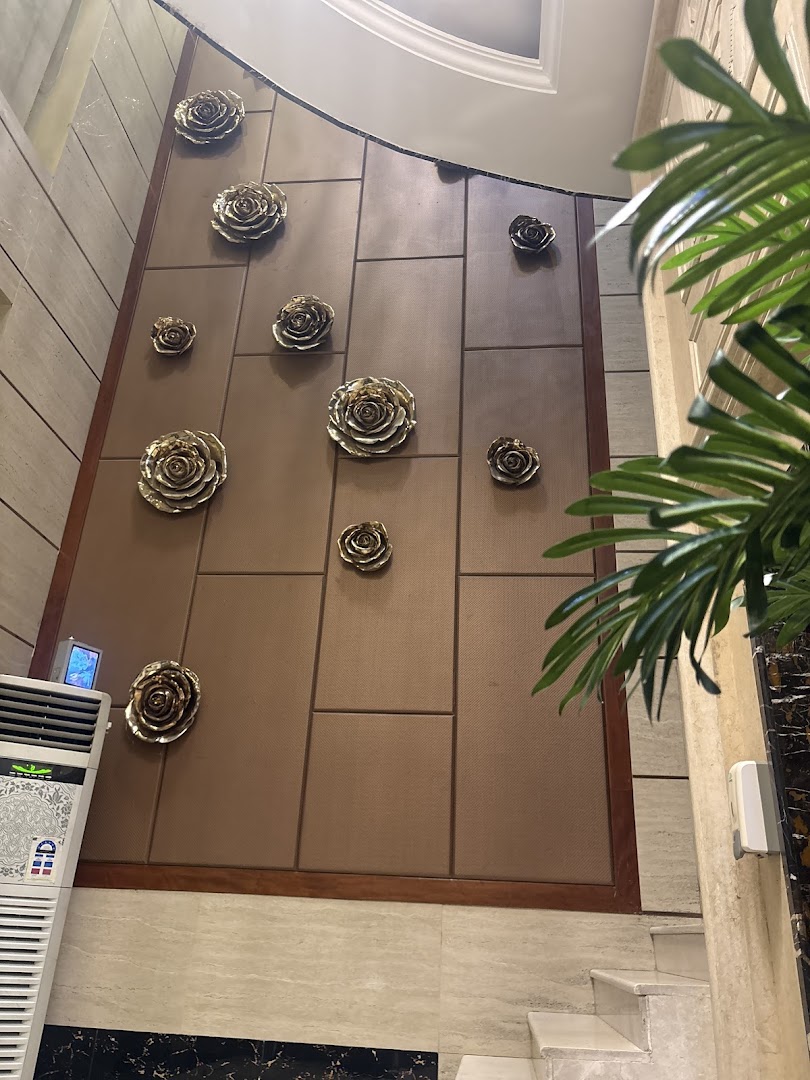 Seeneez Restaurant & Cafe: attractive interior decor and atmosphere