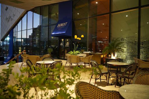 Benoit: inviting and professional restaurant exterior
