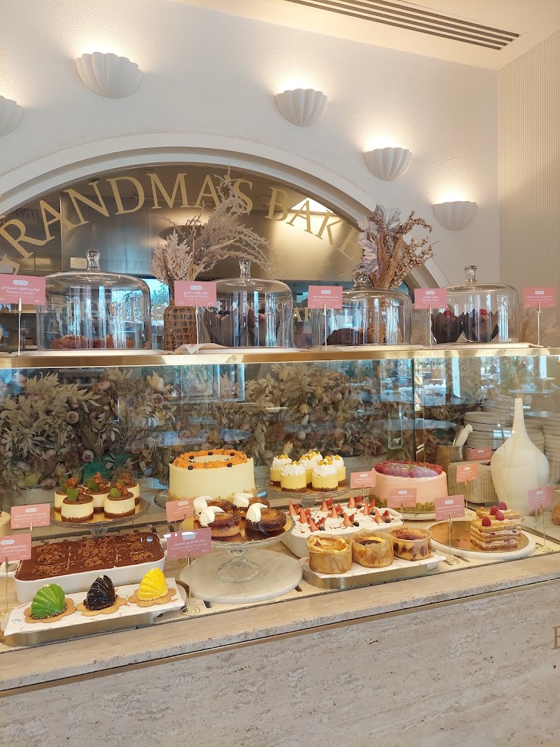 Brunch & Cake: appetizing display of fresh food