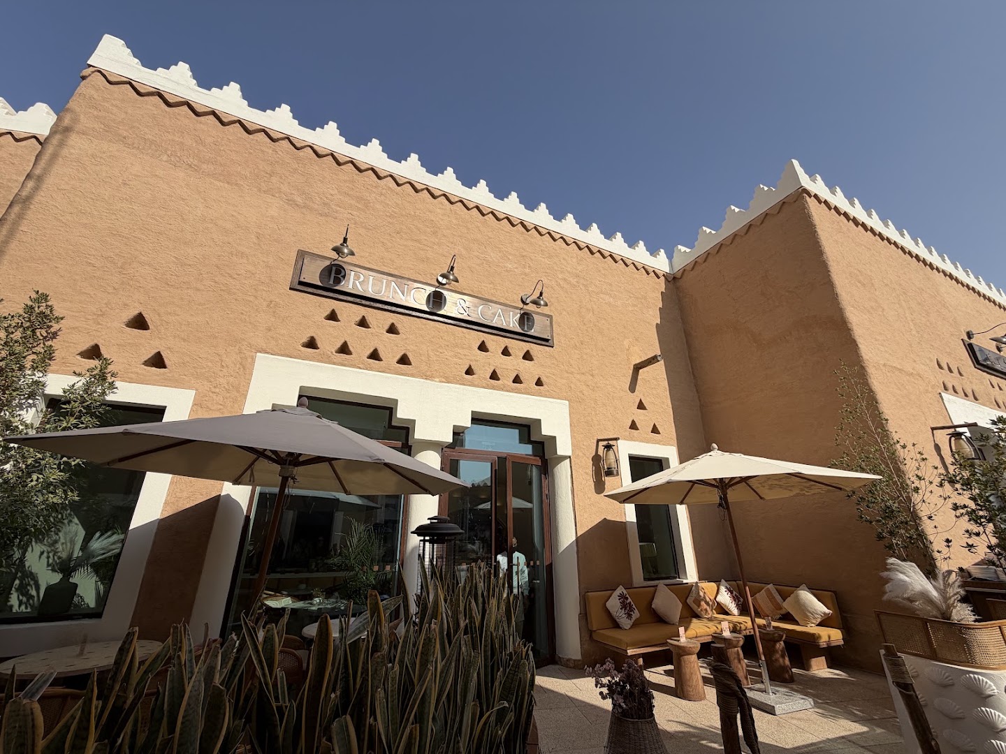 Brunch & Cake: attractive exterior and inviting atmosphere