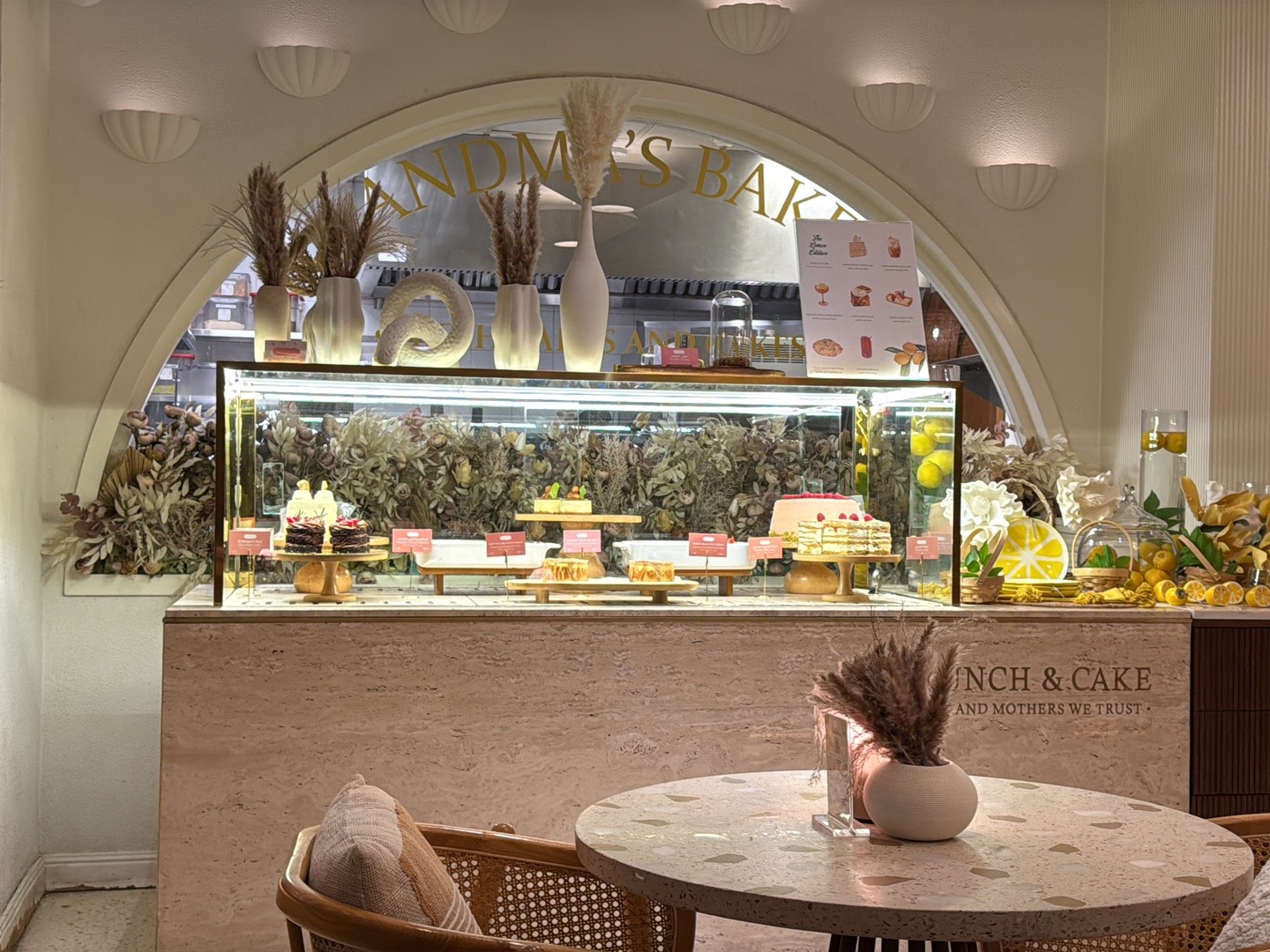 Brunch & Cake: attractive, professional interior food display
