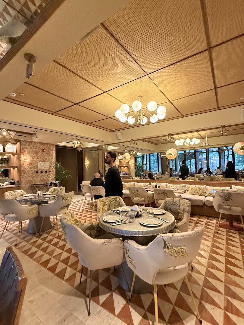 Liza: clear, inviting interior atmosphere shot