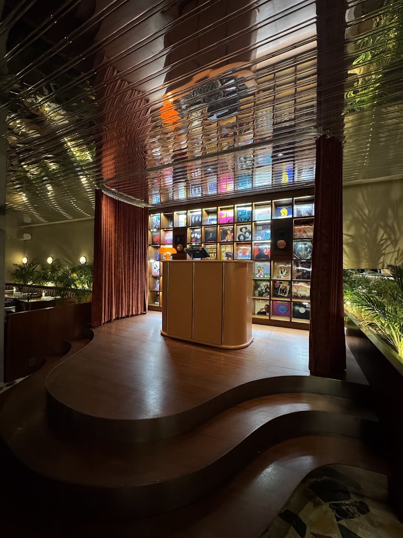 Public: high quality interior atmosphere shot