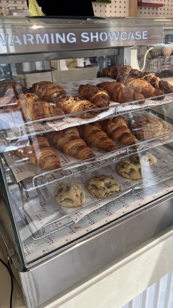 La Rocca: appetizing display of fresh pastries
