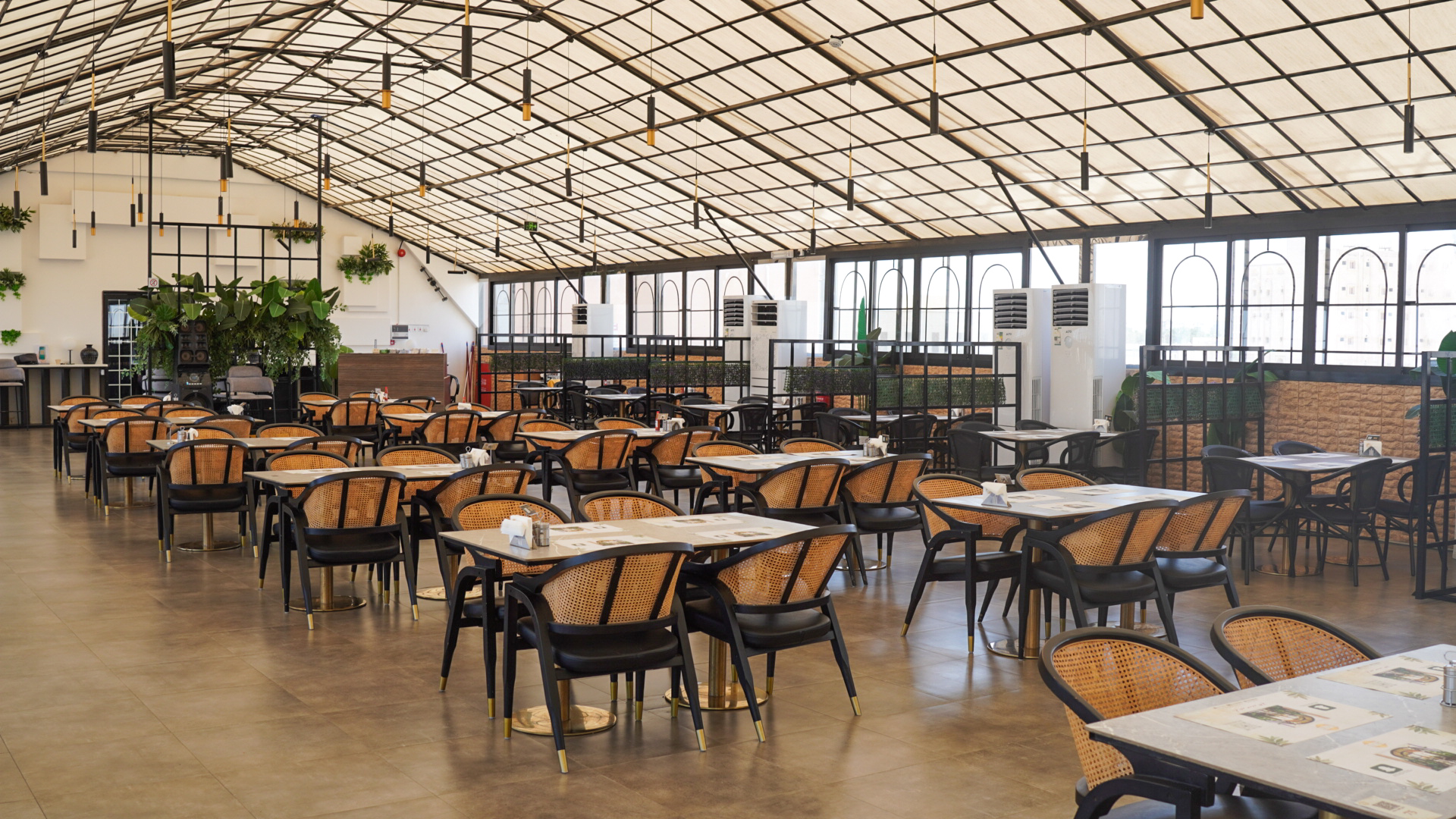 Guzel Saray Restaurant: clear, professional shot of interior