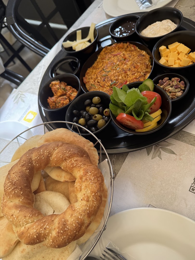 Guzel Saray Restaurant: appetizing breakfast spread photo