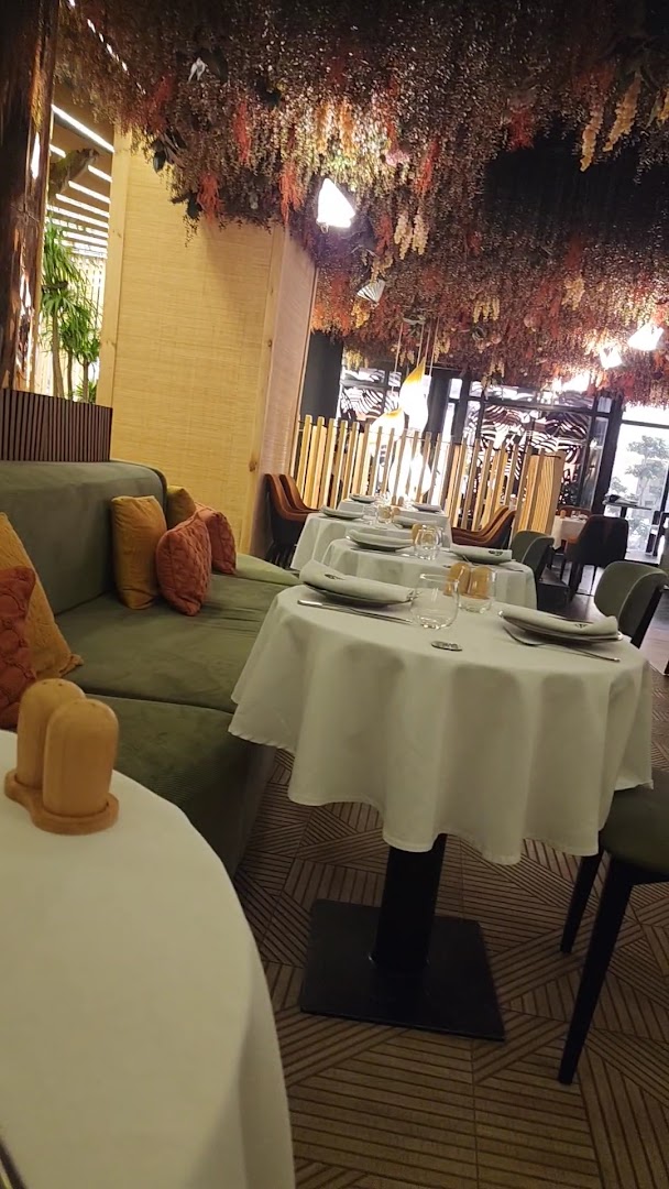 Bali Restaurant Dakar: attractive restaurant interior and atmosphere