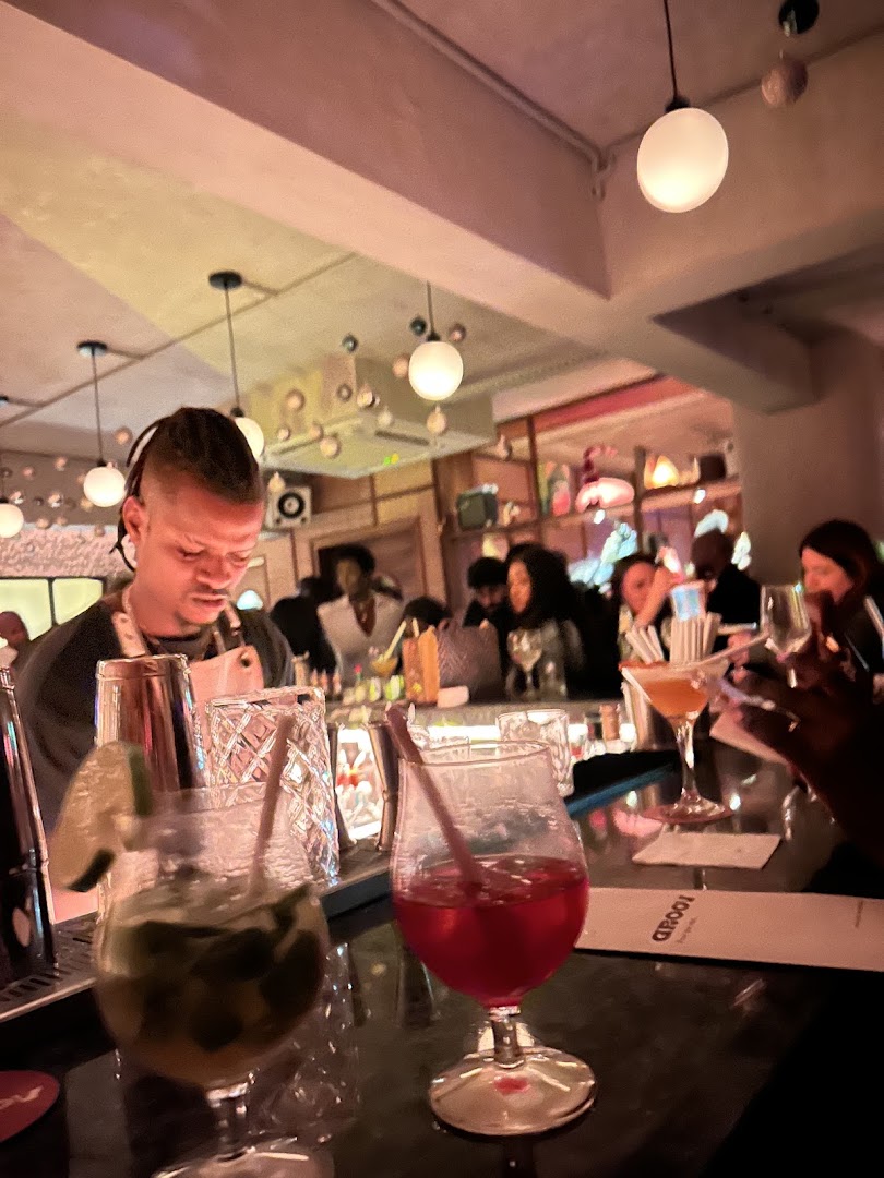 Groov: vibrant bar atmosphere well