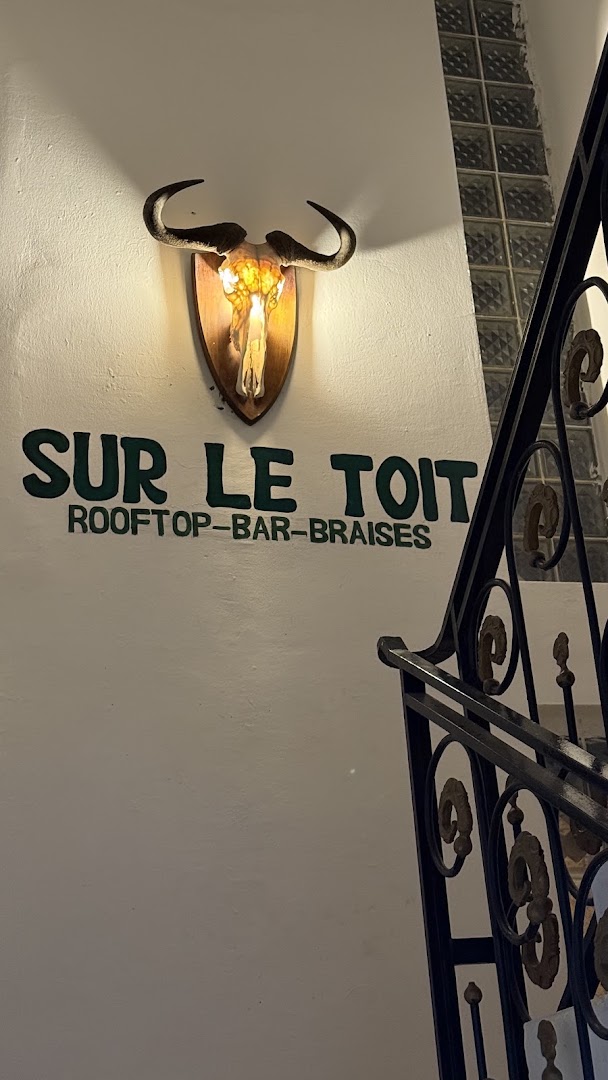 Le Zébu sur le Toit: clear branding and atmospheric decor