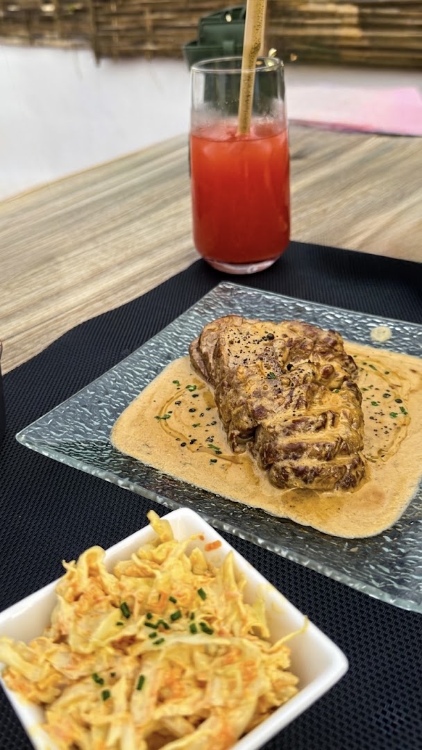 Le Zébu sur le Toit: appetizing food and drink presentation