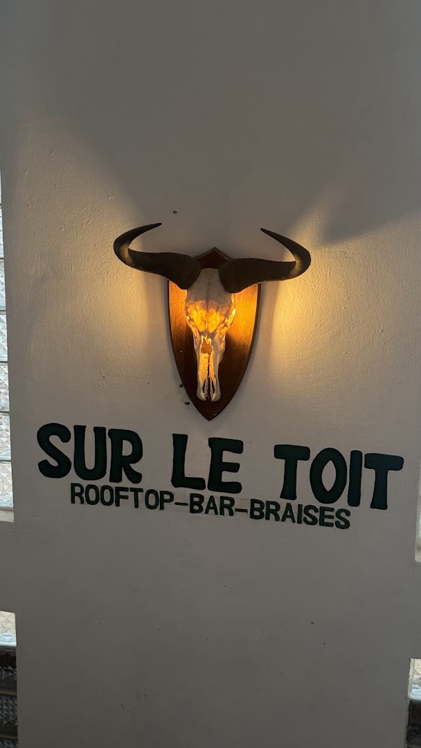 Le Zébu sur le Toit: clear branding and atmospheric decor