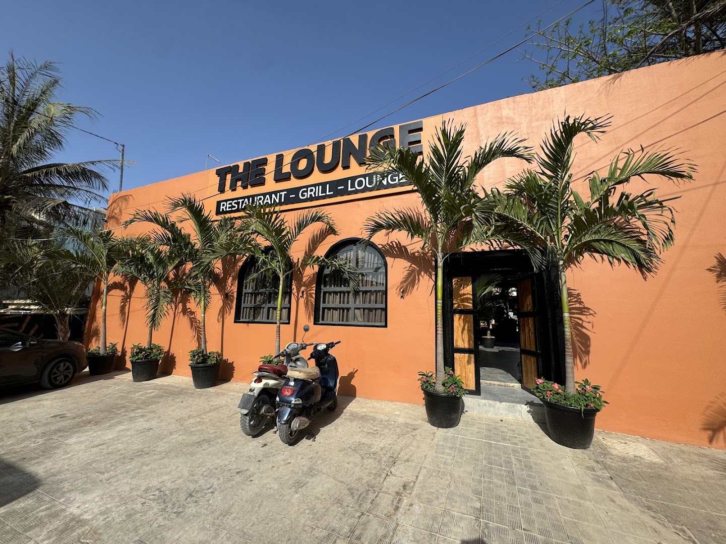 The Lounge Dakar: clear exterior shot of venue