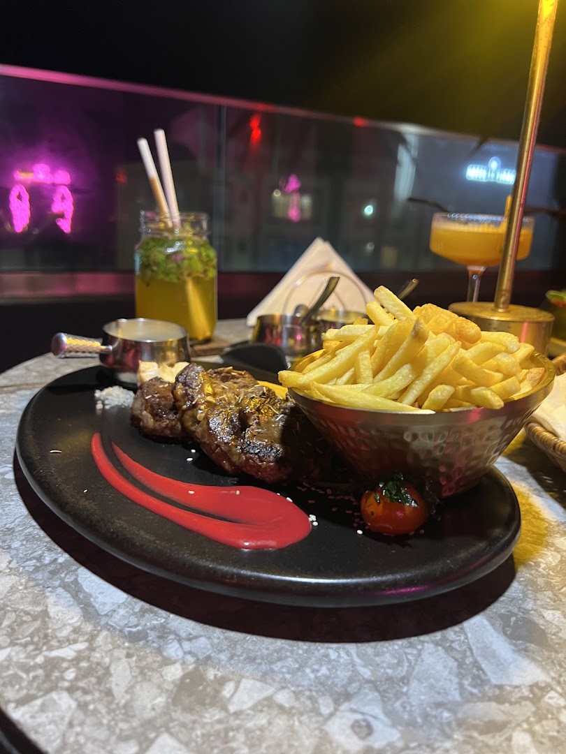 The Marquis: appetizing food and drink presentation