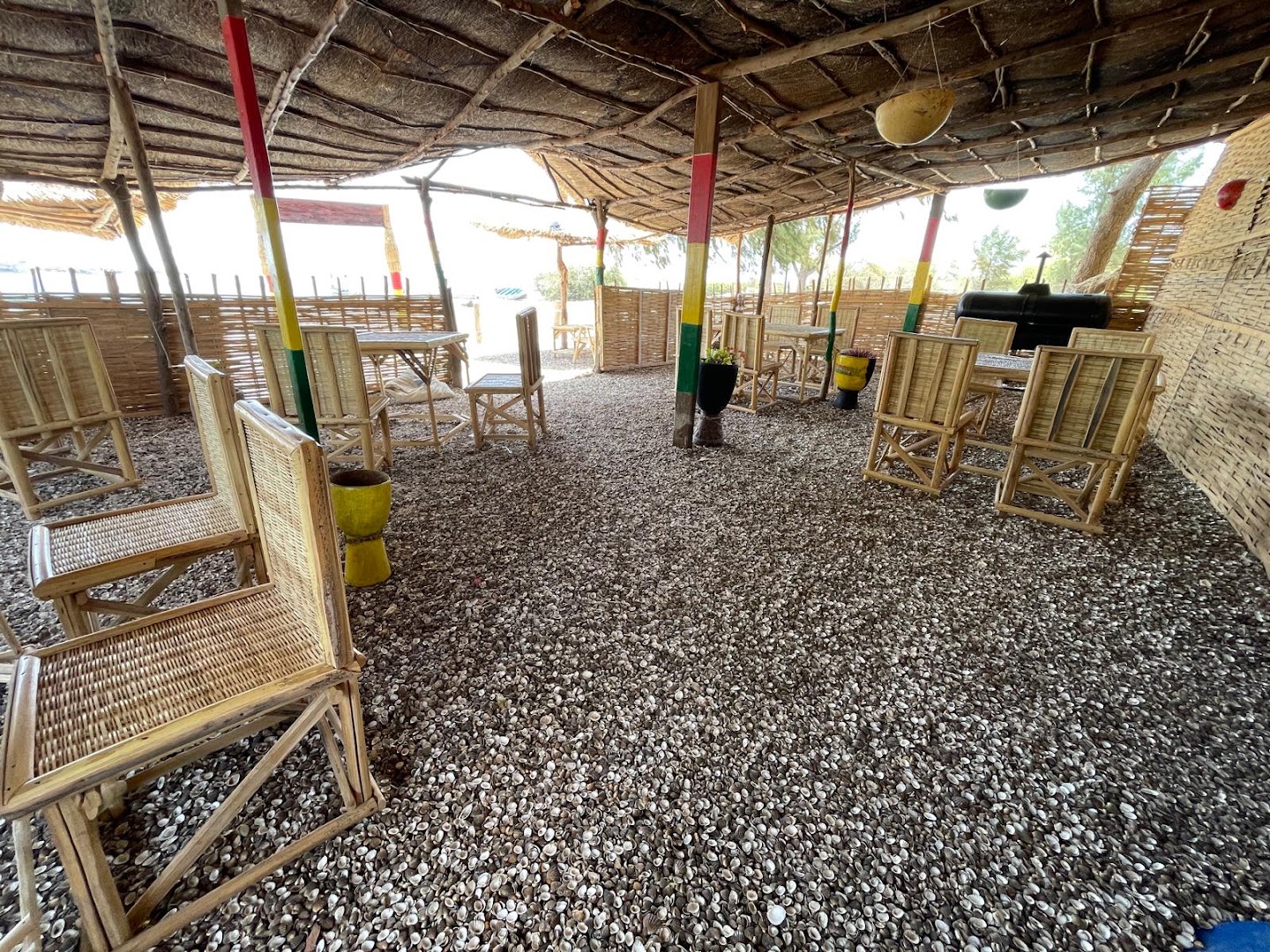 Fassanda Beach: clear view of restaurant atmosphere