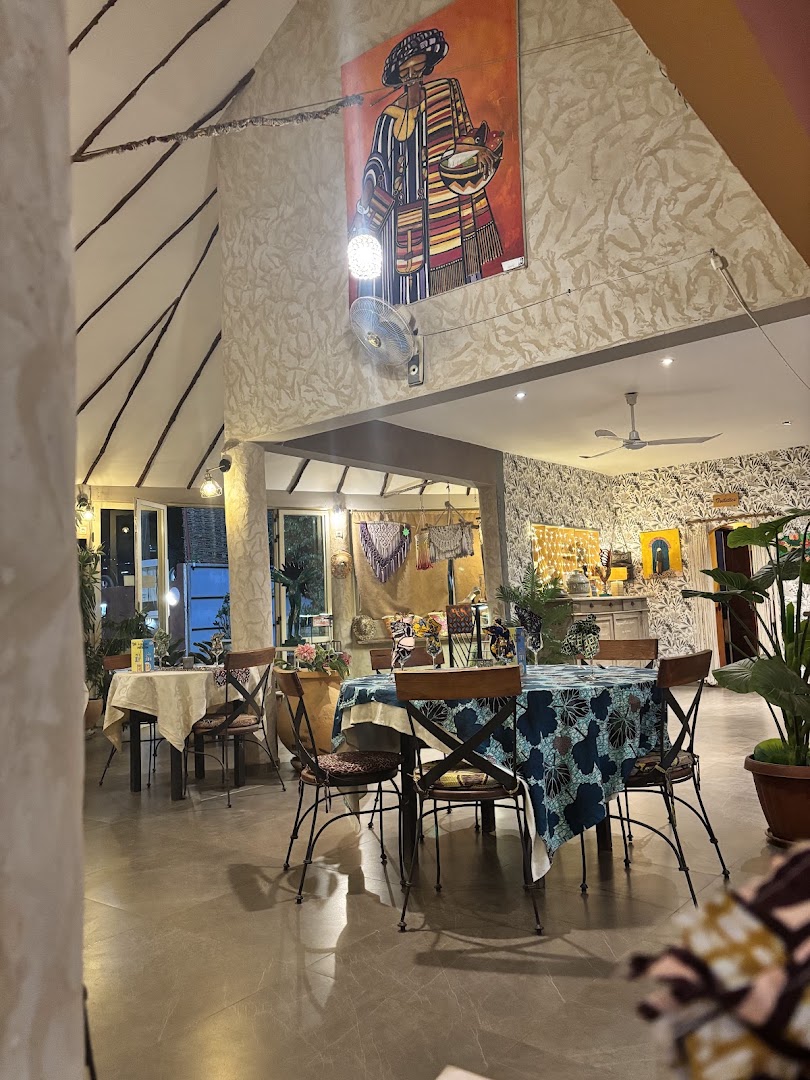 L'O à la Bouche: inviting restaurant interior atmosphere