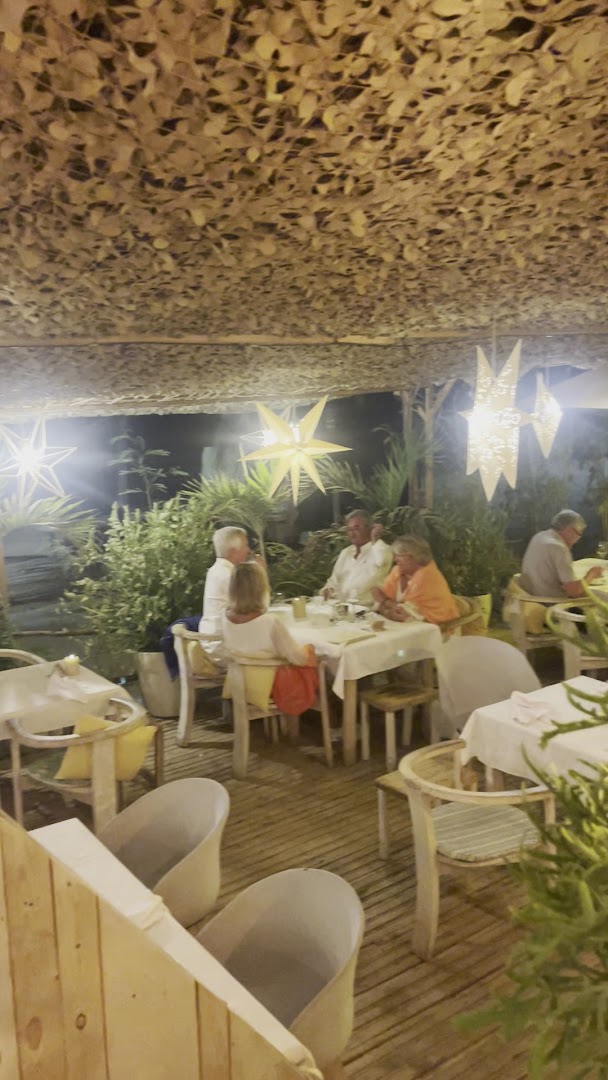 Face à la Mer: inviting atmosphere and dining scene