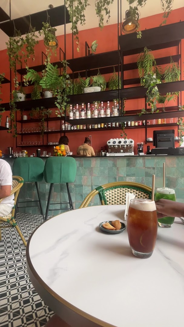 La Brasserie Saly: inviting atmosphere and breakfast setting