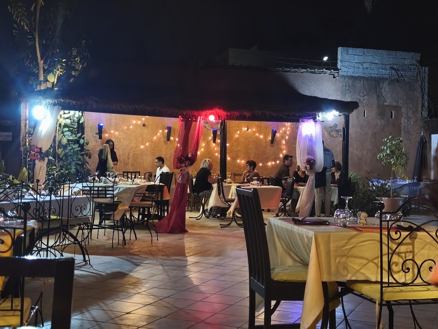 Le Petit Jardin: inviting atmosphere of restaurant terrace