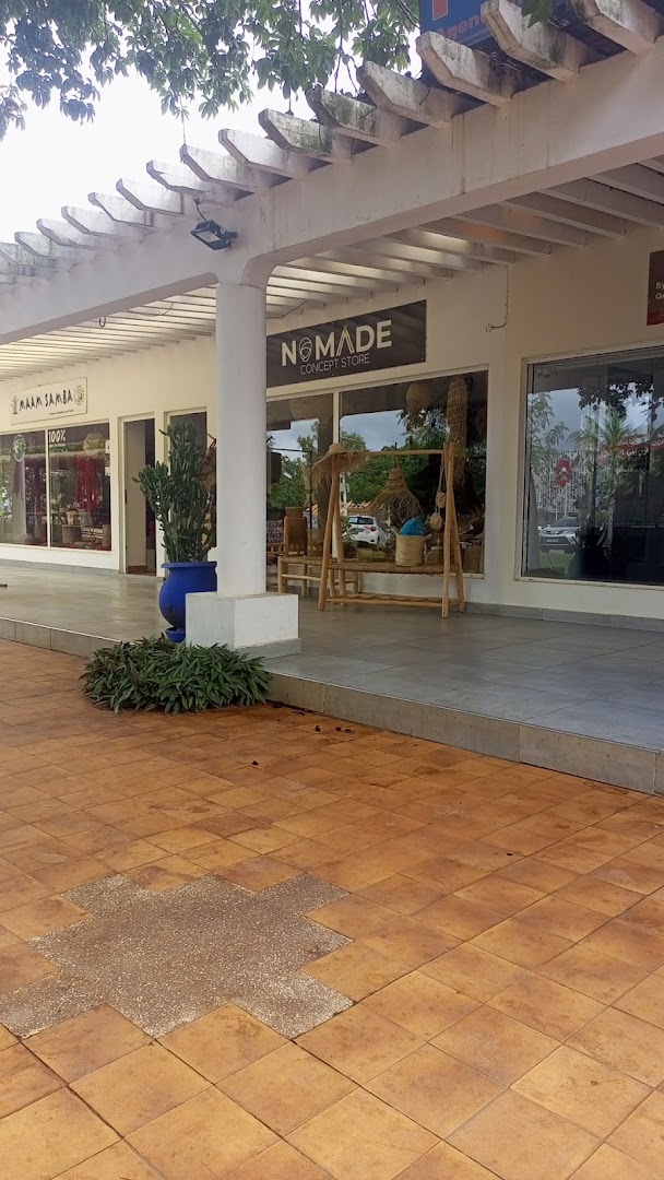 Nomade Concept Store: clear storefront view of shop