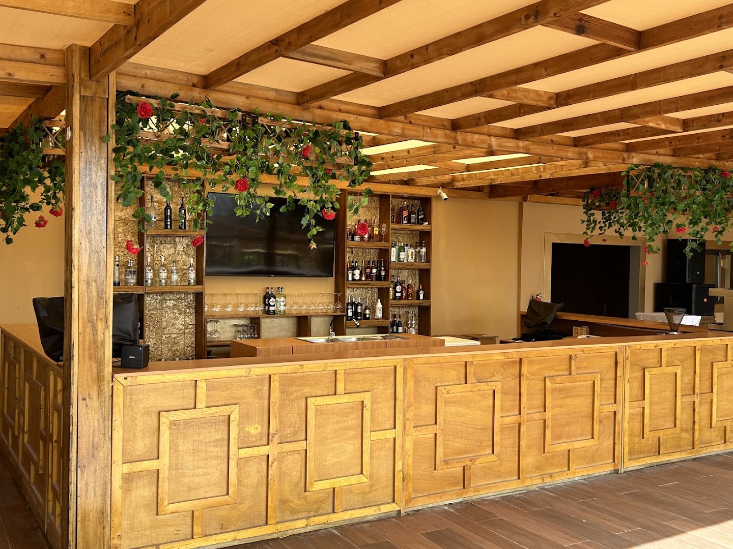 Touky Lounge The Rooftop: clear, inviting view of bar