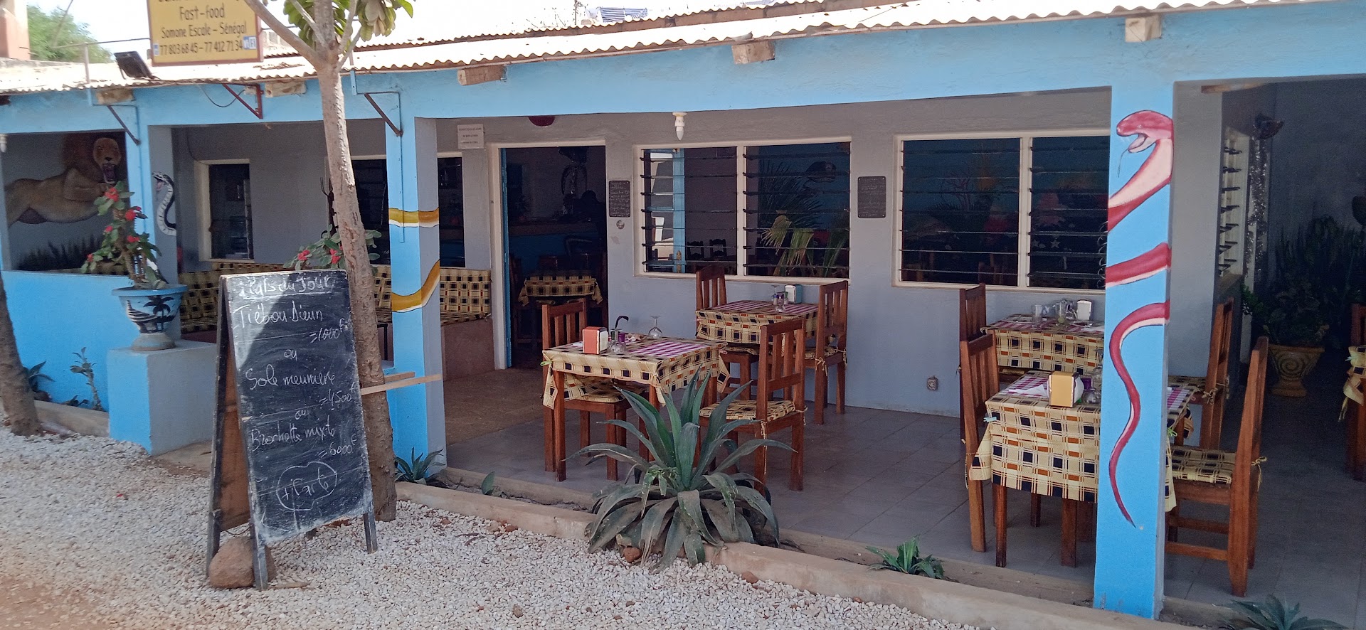 Les Délices de Yéta: clear view of restaurant exterior